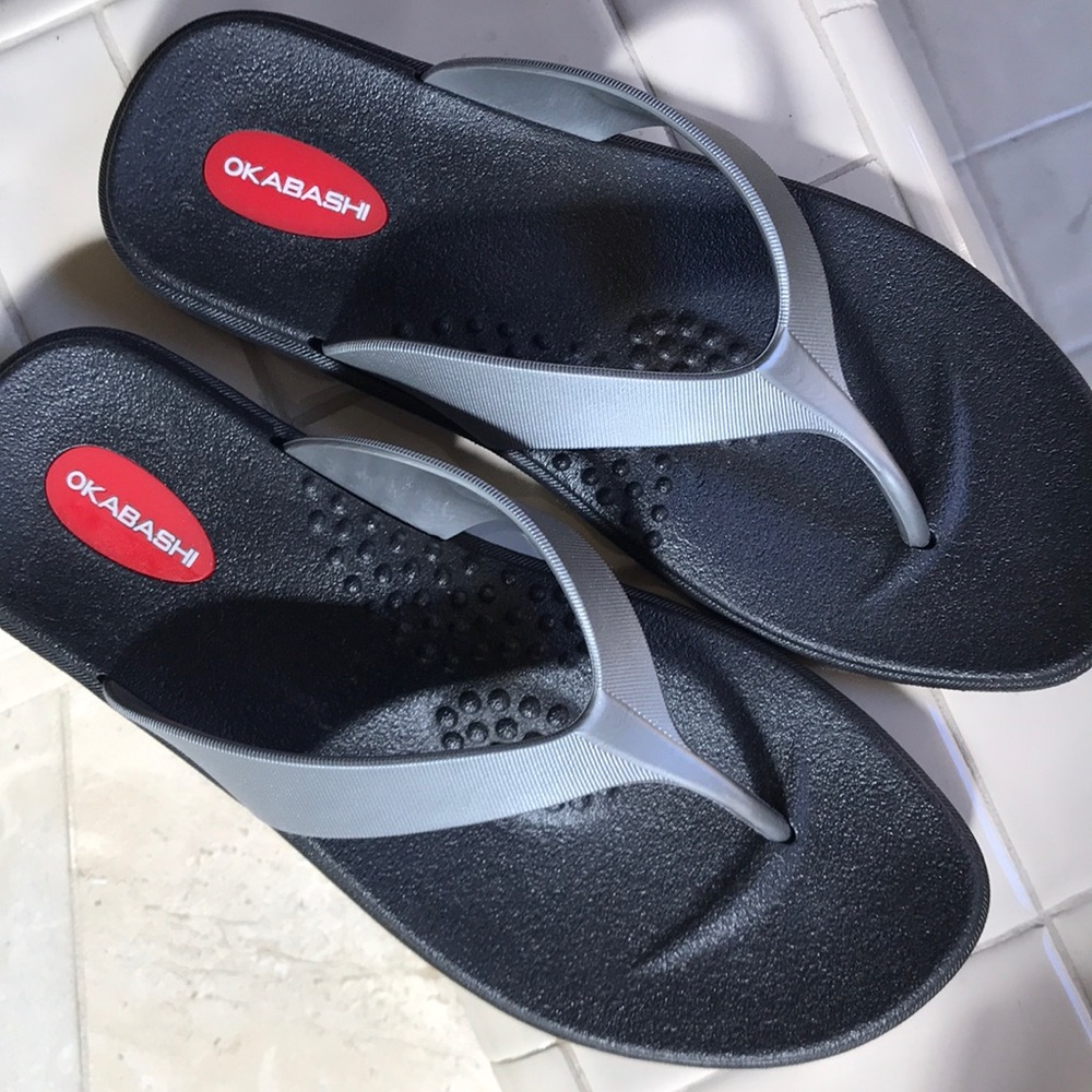 Okabashi silver flipflop sandals